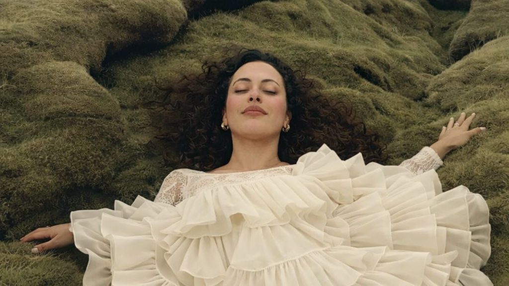 femme en méditation reconnexion à soi soin énergétique Sofia AMA